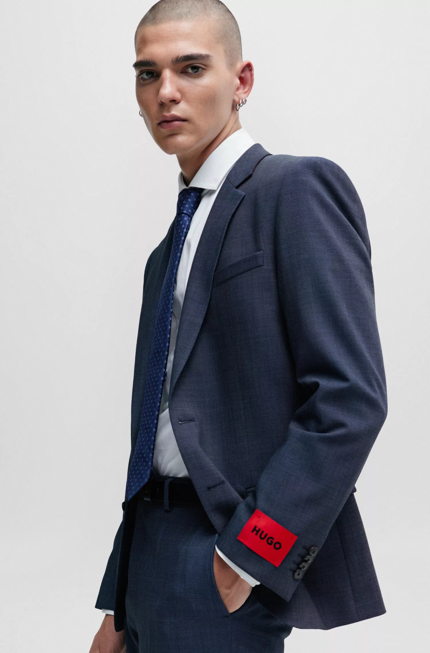 Terno HUGO vermelho, corte slim, em sarja elástica.
