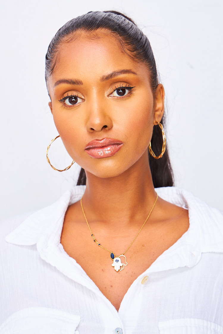 Collier doré avec mains de fatma et pierre