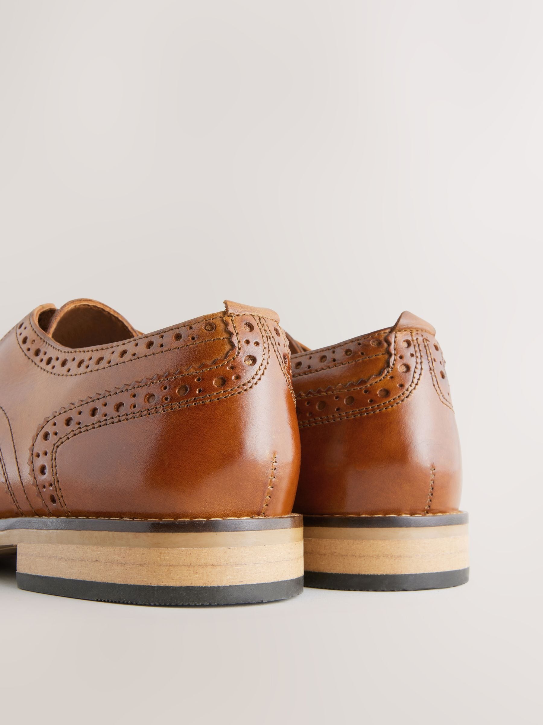 Lichtbruin - Standaard pasvorm - Brogues van leer met contrasterende zool