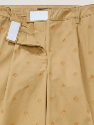 Calças chino relaxadas com bordado de monograma TH adaptável