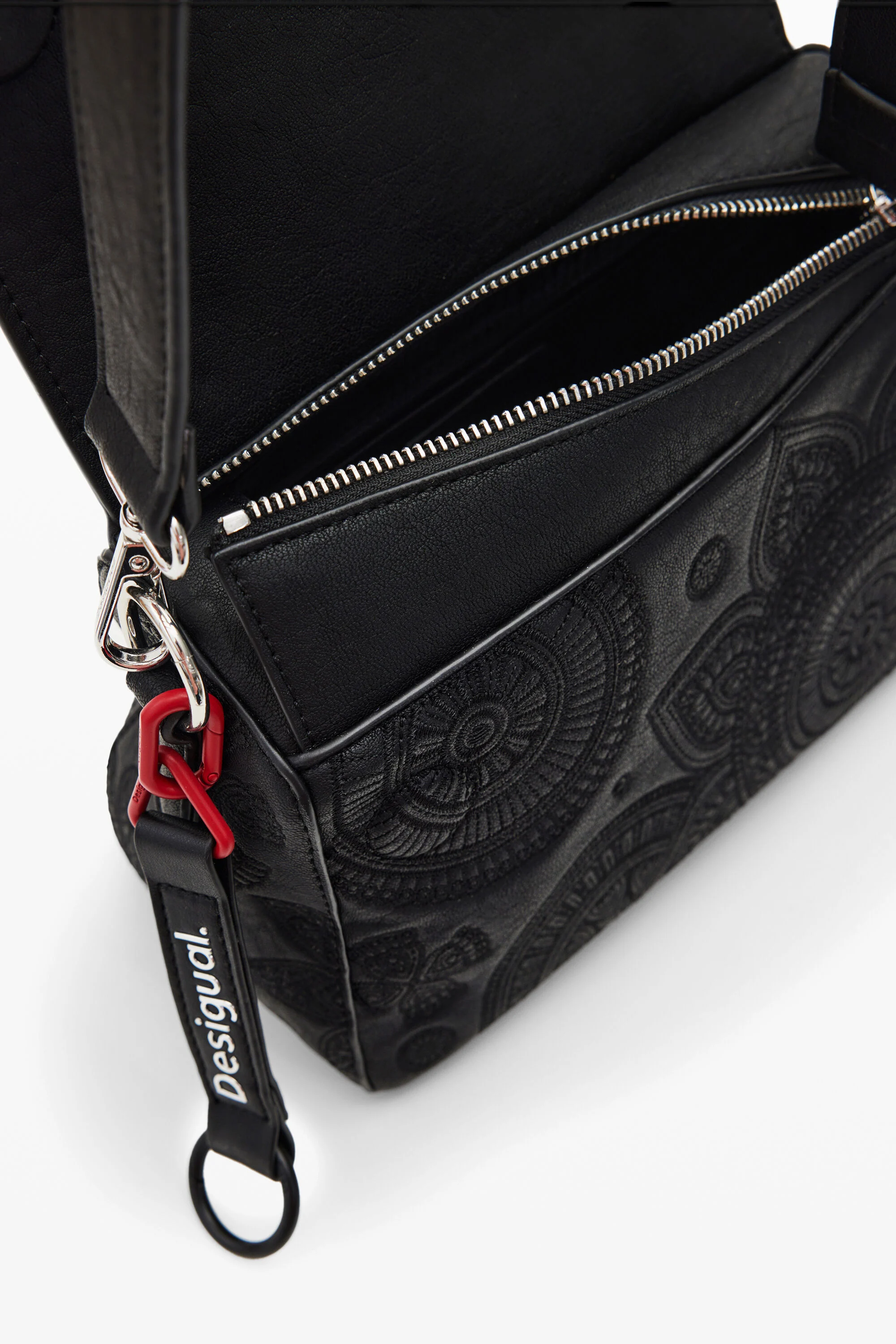 Bolsa pequena bordada com tachas