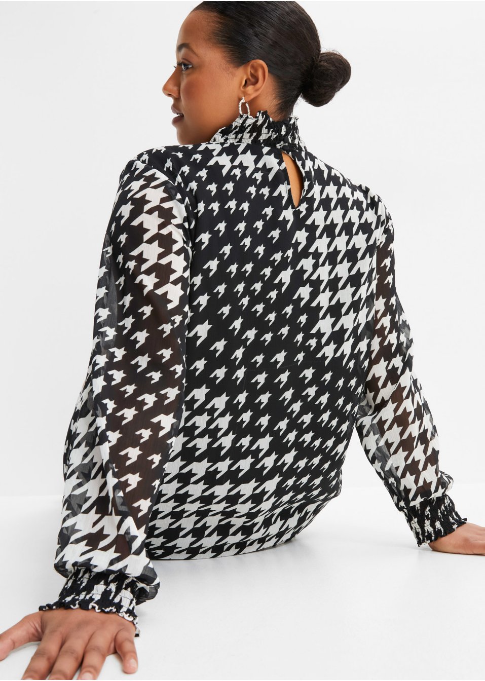 Robe en chiffon avec col smocké