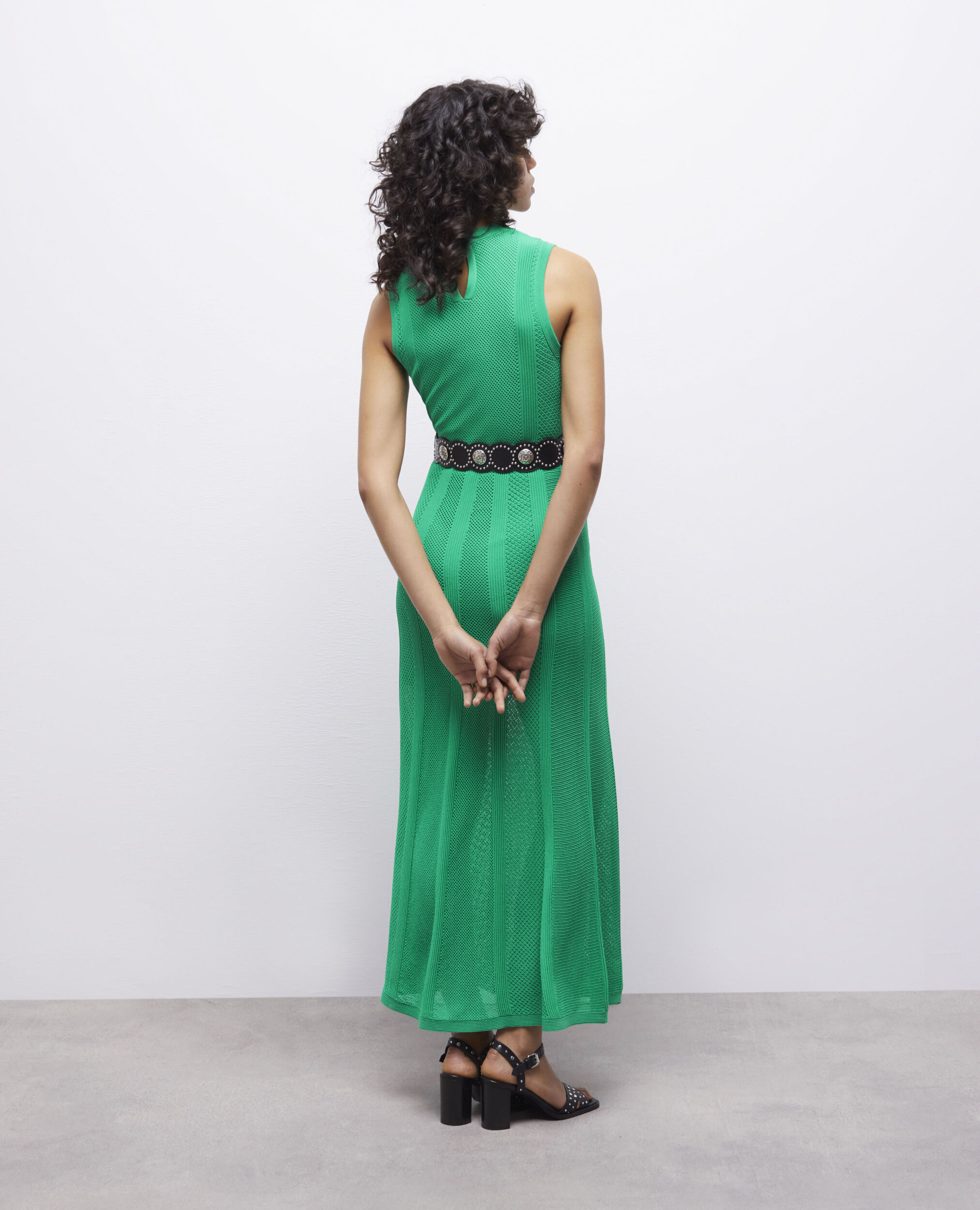 Robe longue verte en maille ajourée