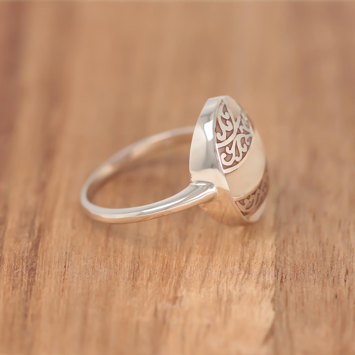 Bague en Nacre Blanche Naturelle et Argent 925 : Dentelles d'Argent pour un Look Élégant et Raffiné