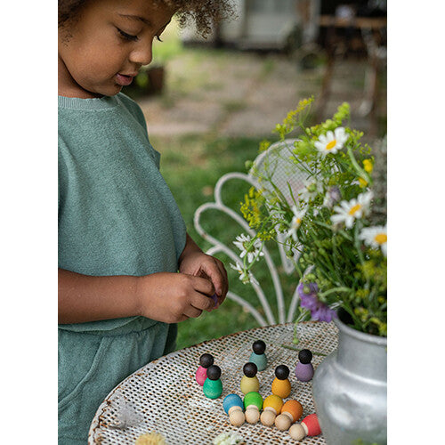 Grapat houten nins® poppetjes baby's in een kom - donker - 6st