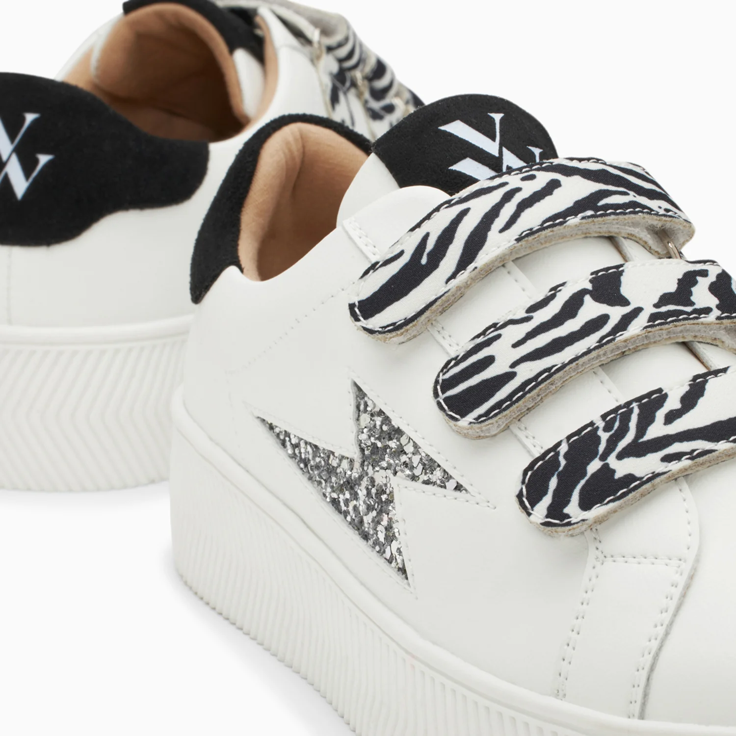 Sneakers-Baskets éclair Noura blanc et argent à scratchs zèbre
