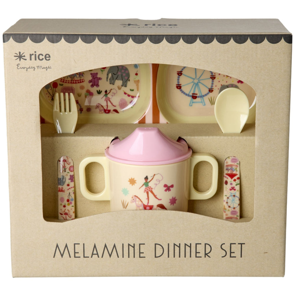 Køb Rice Pink Fun Fair Print Melamine Baby Spisesæt i Gaveæske 4 Pcs