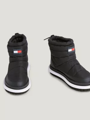 Botas de neve com cravos acolchoados reciclados
