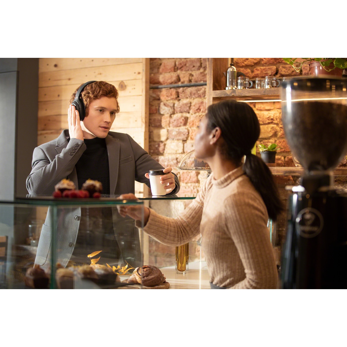 Sony trådløse around-ear hodetelefoner WH-1000XM4 (sort)