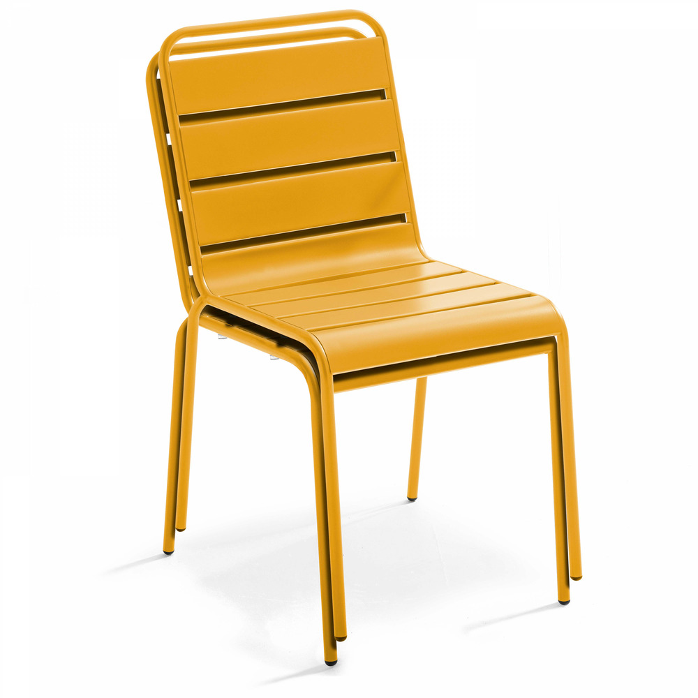Chaise en métal jaune