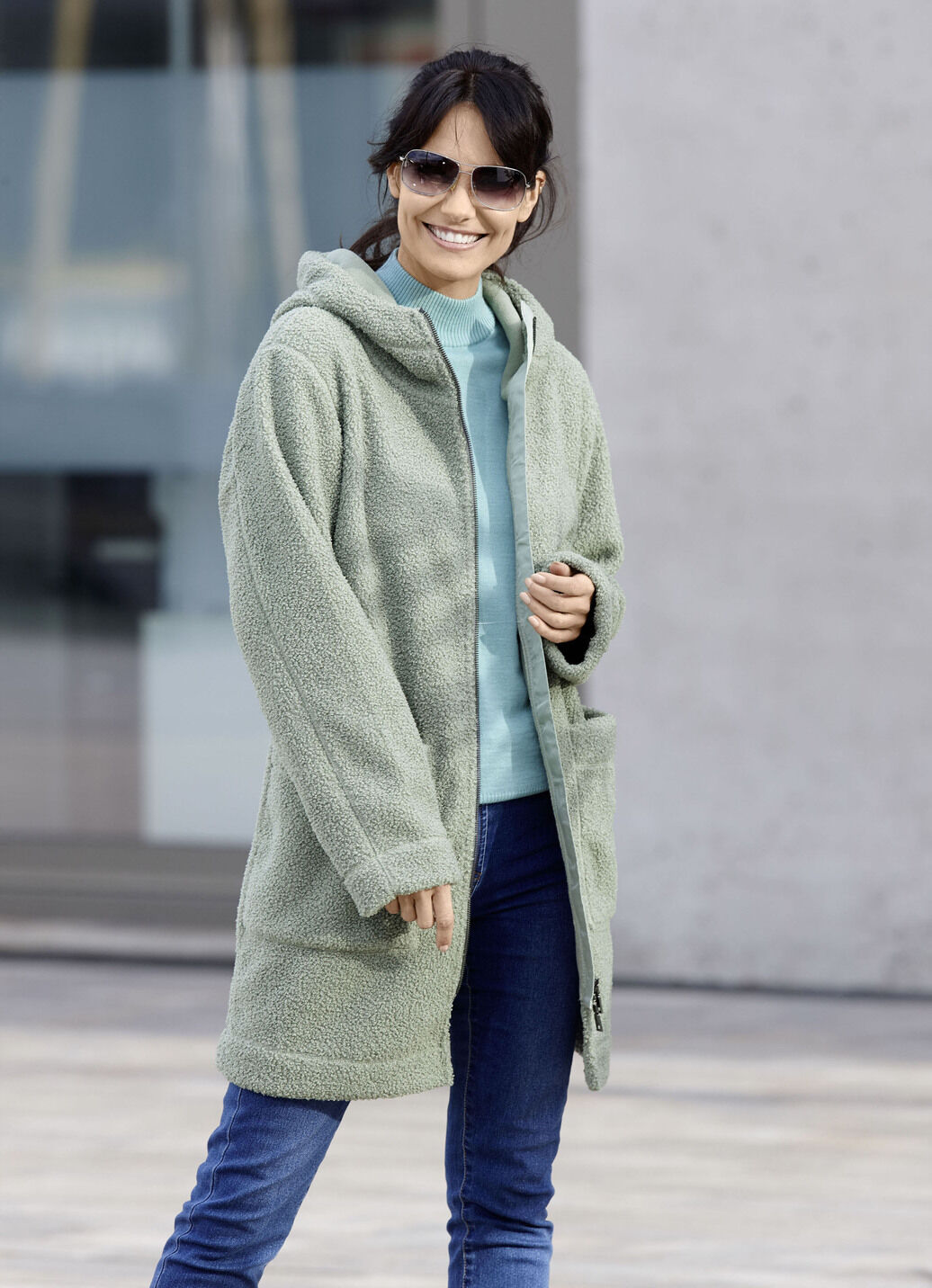 Longjacke mit angeschnittener Kapuze