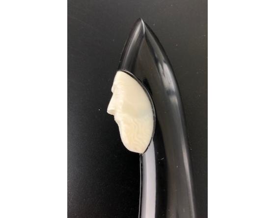 La Capucin Corne Noire - Sculpture Tête en Phacochère Couteau de poche par Cognet Douk Douk