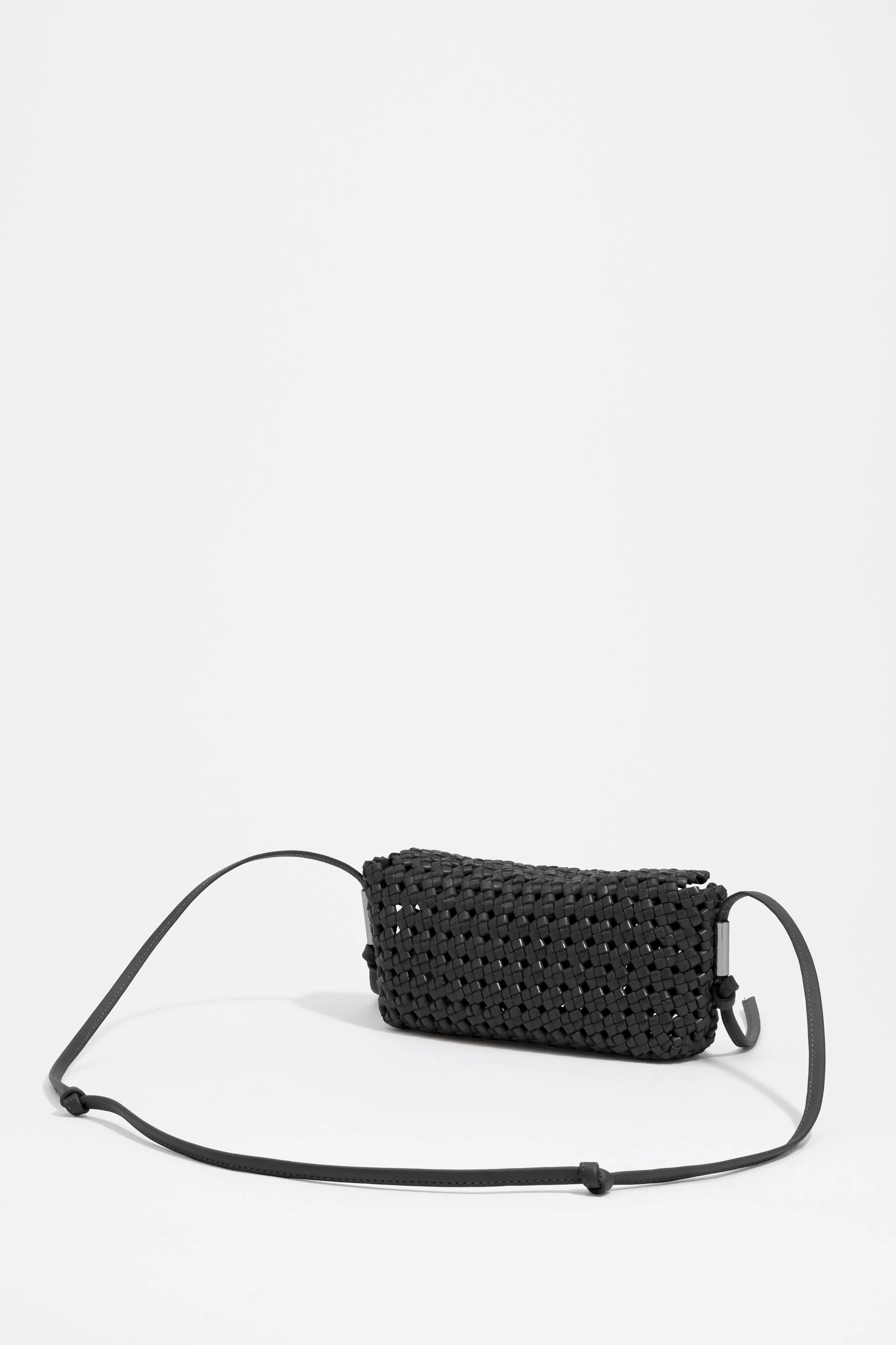Bolsa transversal mini em couro trançado preto