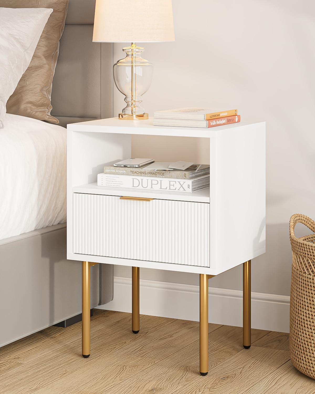 Nachttisch, Nachtschrank mit 1 offenen Ablagen und 1 Schublade, Modern Nachtkästchen, Boho Nachtkommode für Schlafzimmer, Wohnzimmer, Weiß und Gold