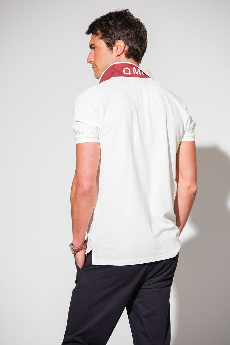 POLO PIQUET COM ESTAMPADO NA GOLA