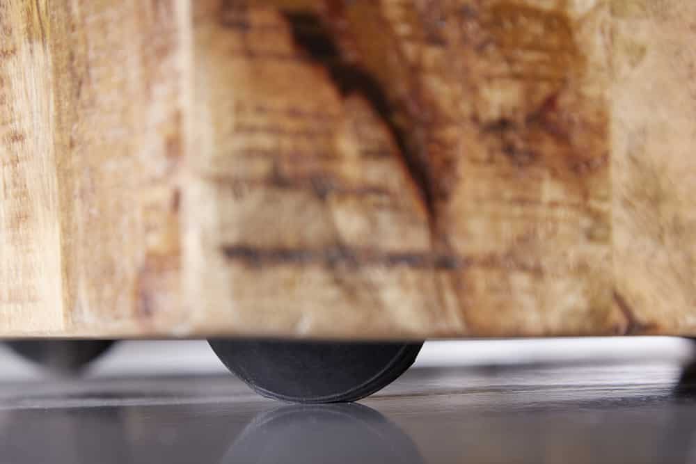 Massiver Beistelltisch FACTORY 45cm natur Mangoholz geflammt auf Rollen