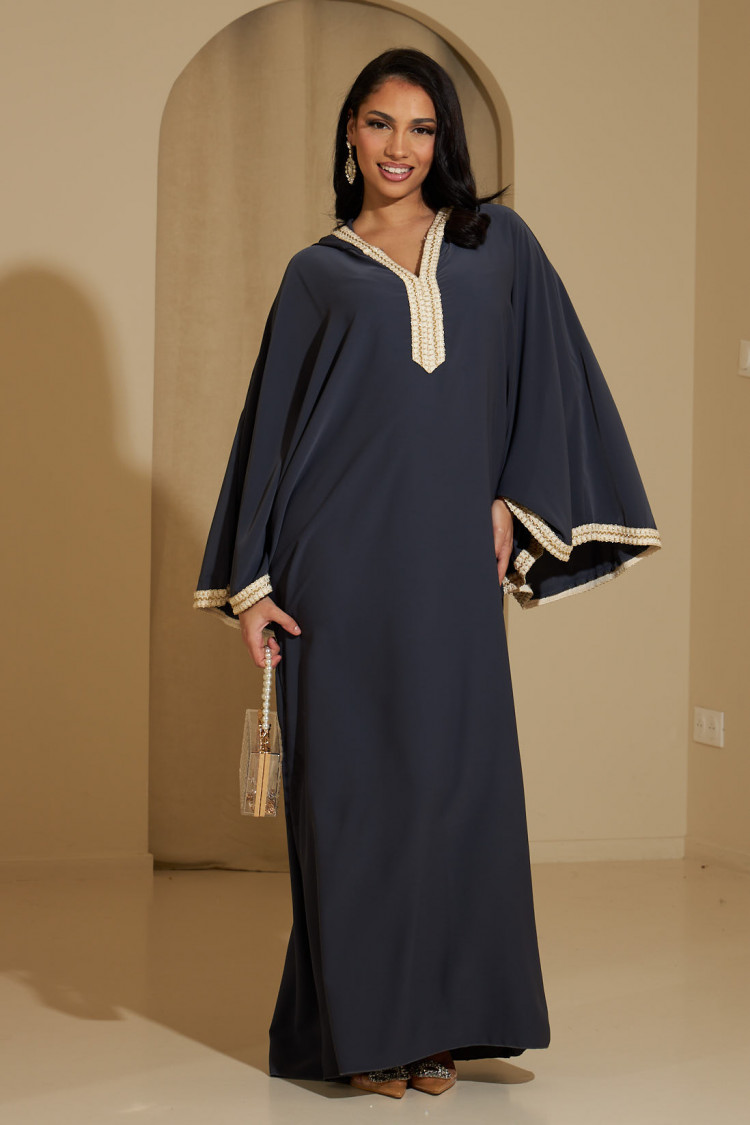 Abaya gris foncé à capuche avec détails dorés