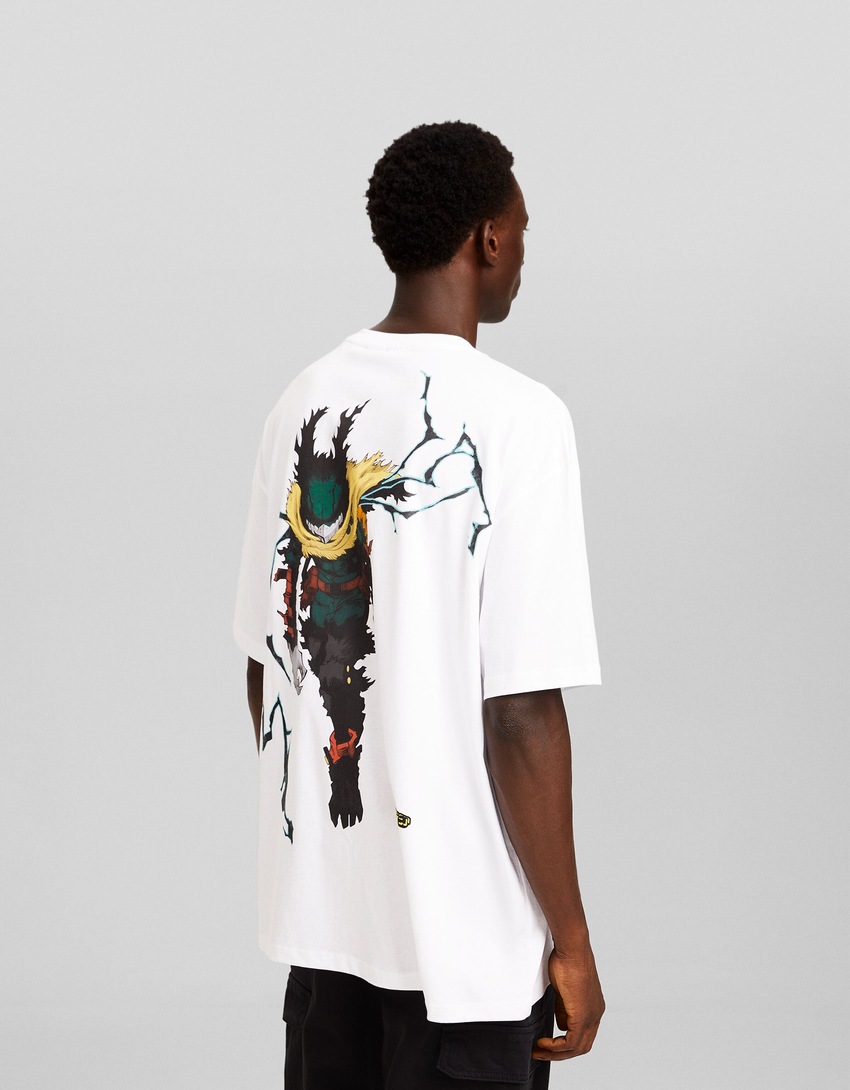Camiseta de manga curta com modelagem quadrada inspirada em My Hero Academia e estampa.