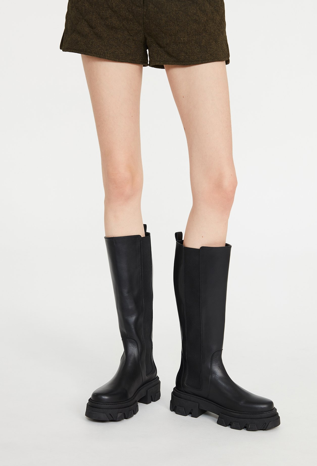Bottes noires cuir &agrave; semelles epaisses