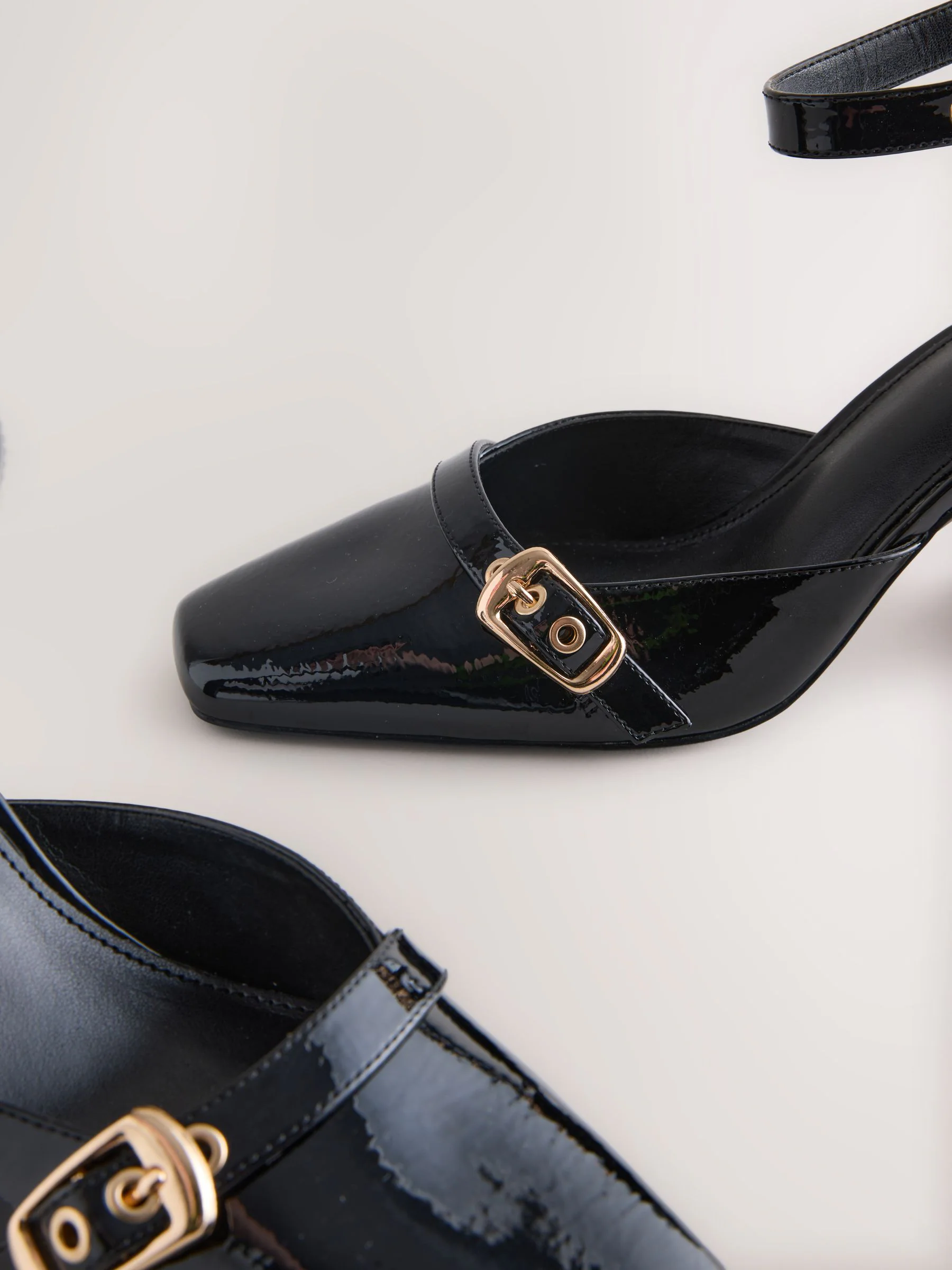 Zwart - Forever Comfort® Buckle Closed Toe Block Heels