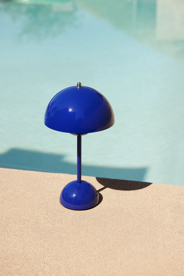 &Tradition Flowerpot Portable Lamp VP9, Magnetic Charger Cobalt blue