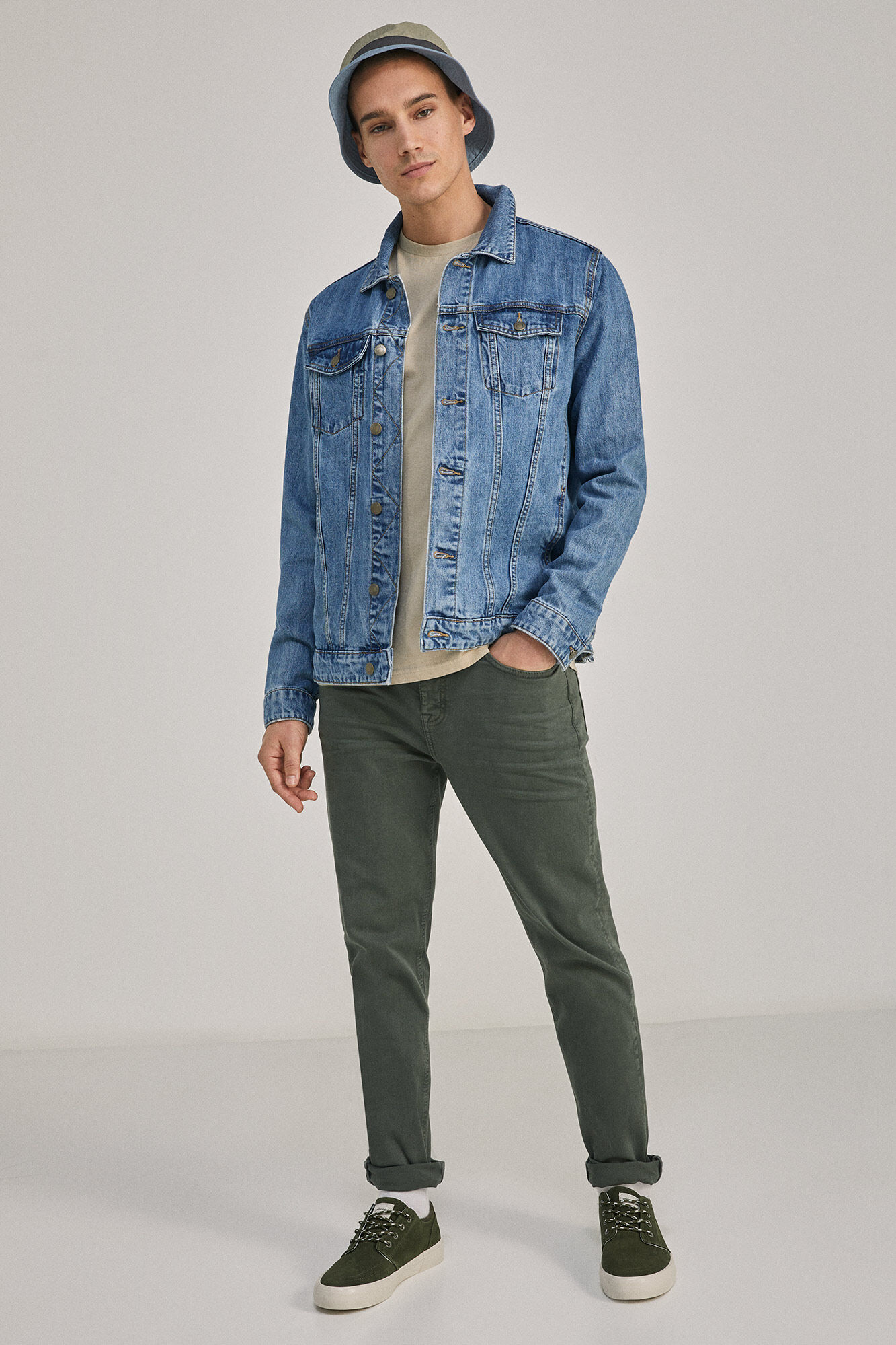 Calça slim fit com 5 bolsos - cáqui escuro
