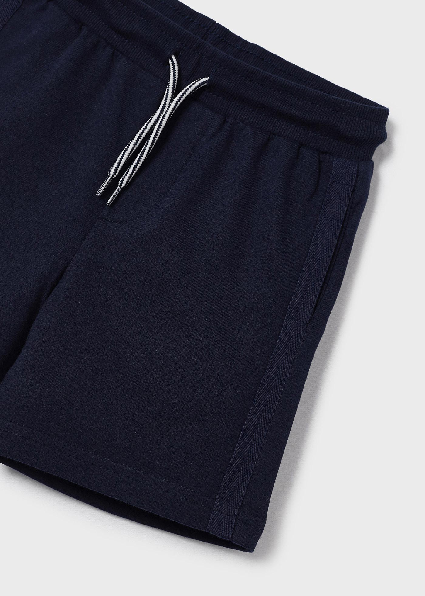 Conjunto infantil masculino com estampa em algodão sustentável.