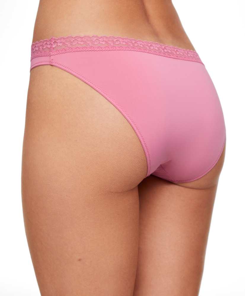 Conjunto de 5 calcinhas clássicas em poliamida com detalhes em renda floral.