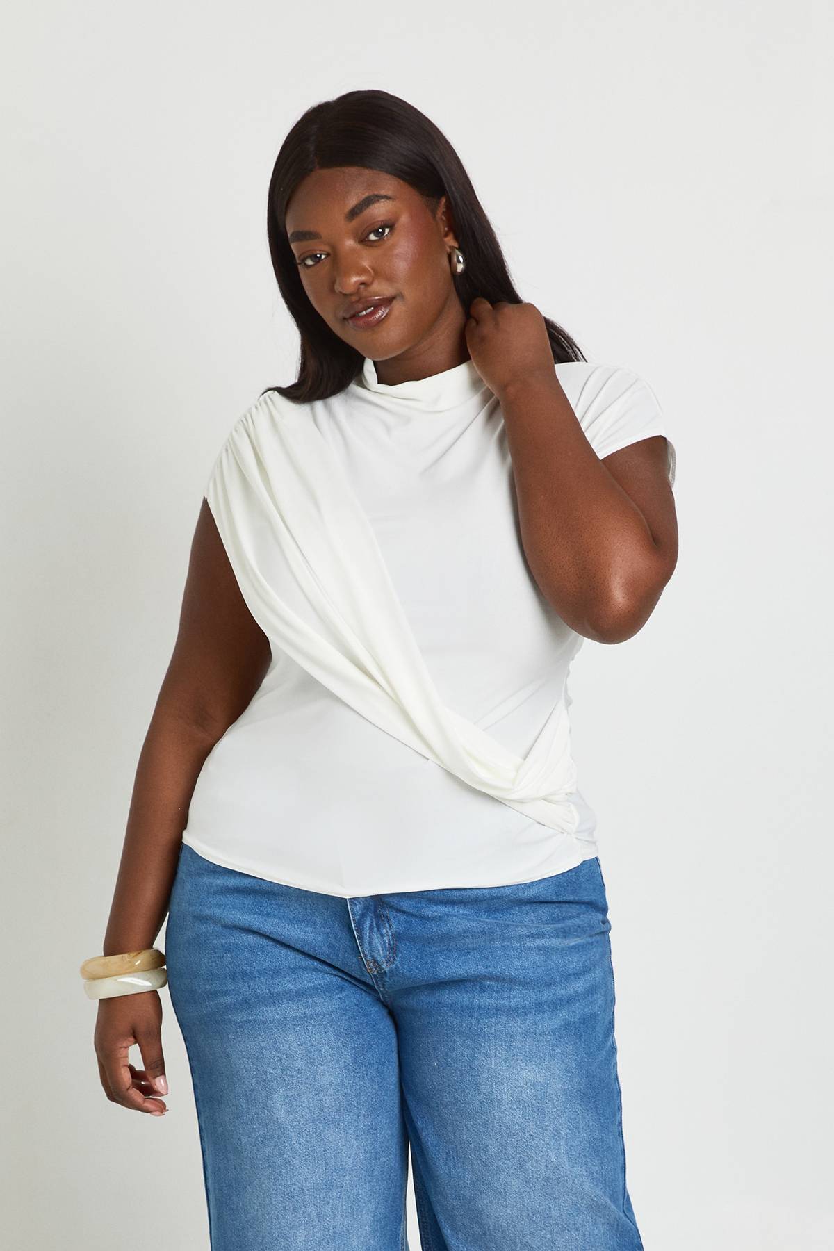 boohoo Haut Grande Taille À Manches Courtes Avec Détail Drapé Effet Slinky