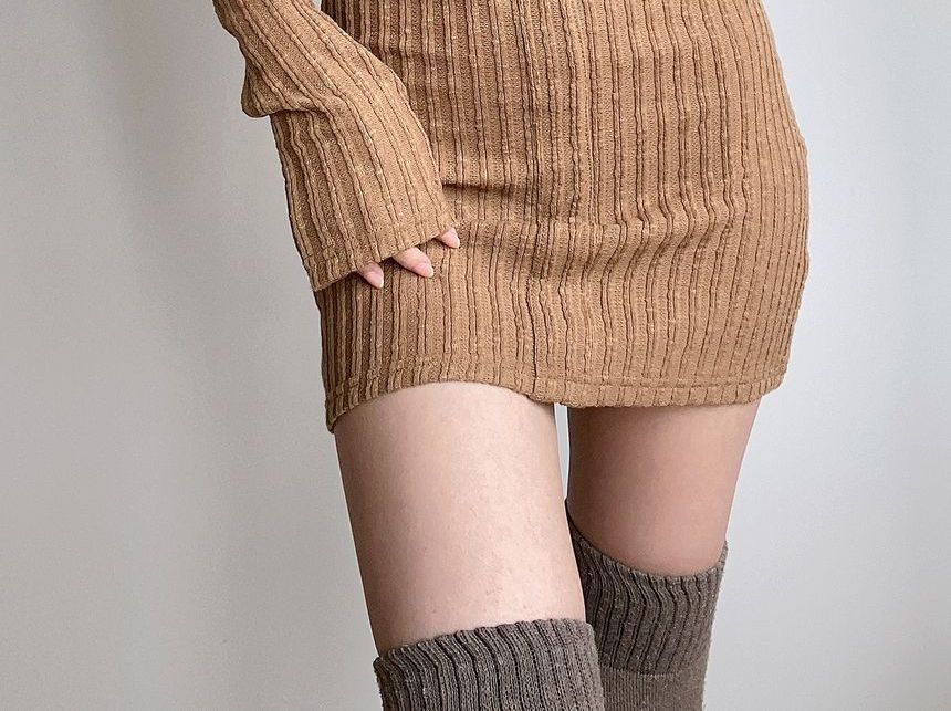 BERAN STUDIO - Lange mouw off-shoulder effen mini gebreide manteljurk