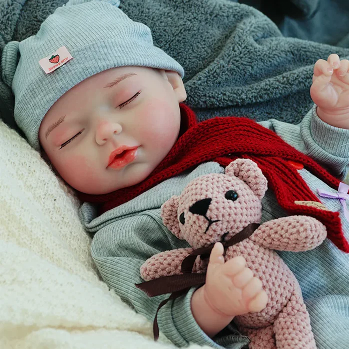 (43cm) Reborn Baby Puppe Lebensechte Kinder Spiel Puppe Toddler Doll inkl. Kleidung / Accessoires (Batteriebetrieben) - Grauer Strampler