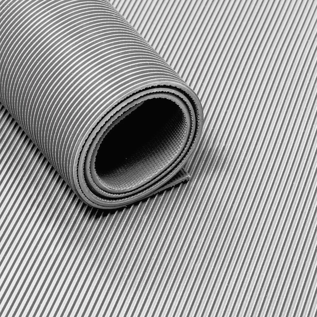 Tapis en caoutchouc sur rouleau nervuré 3 mm gris - 120 cm de large - sans odeur