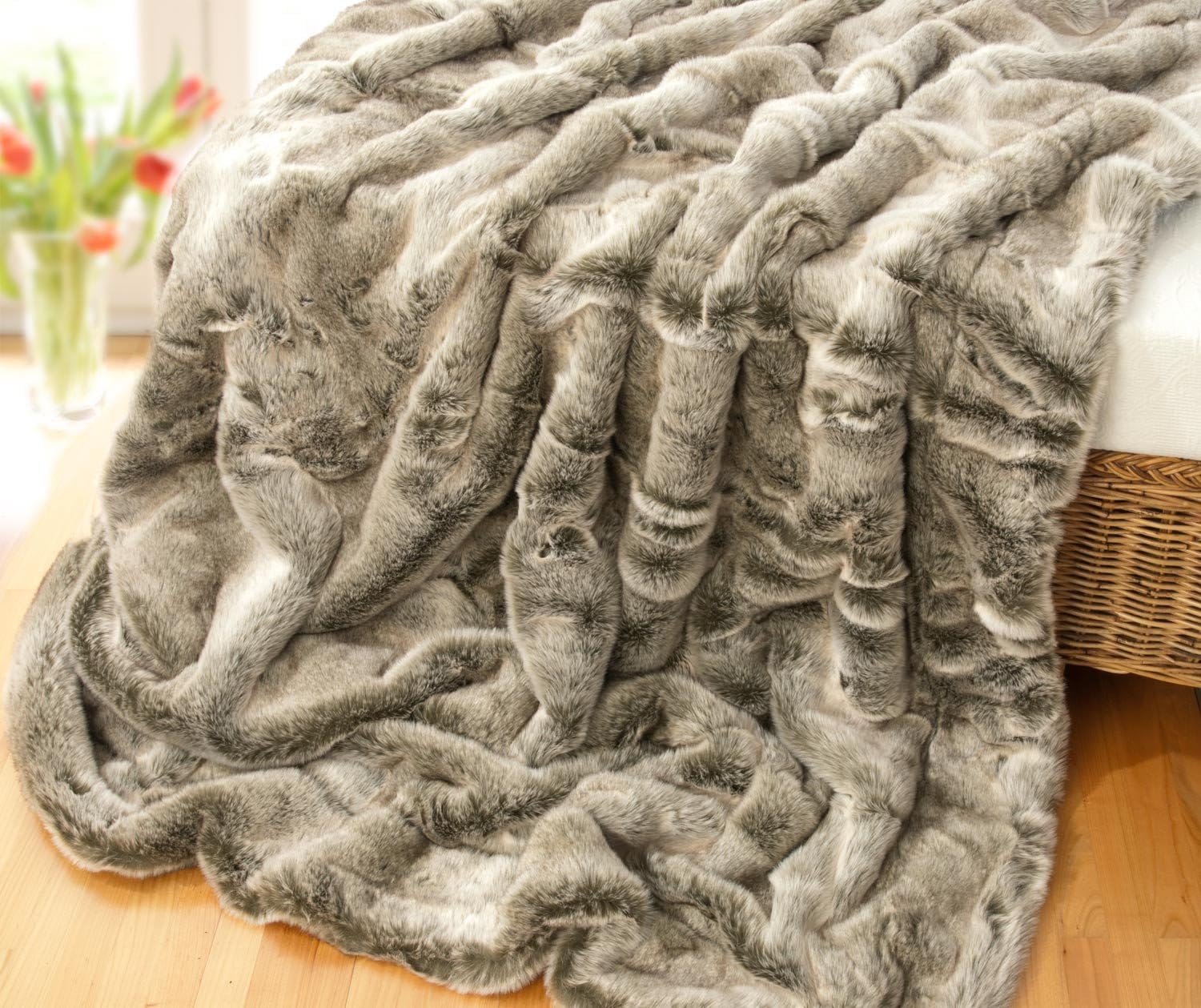 Wohnen & Accessoires GmbH & Co. KG Felldecke, Fellimitat 5 Größen, Webpelzdecke, Grauwolf mit grau-beigem Fell, Kuscheldecke, Tagesdecke oder Fellkissen (150 x 200 cm)