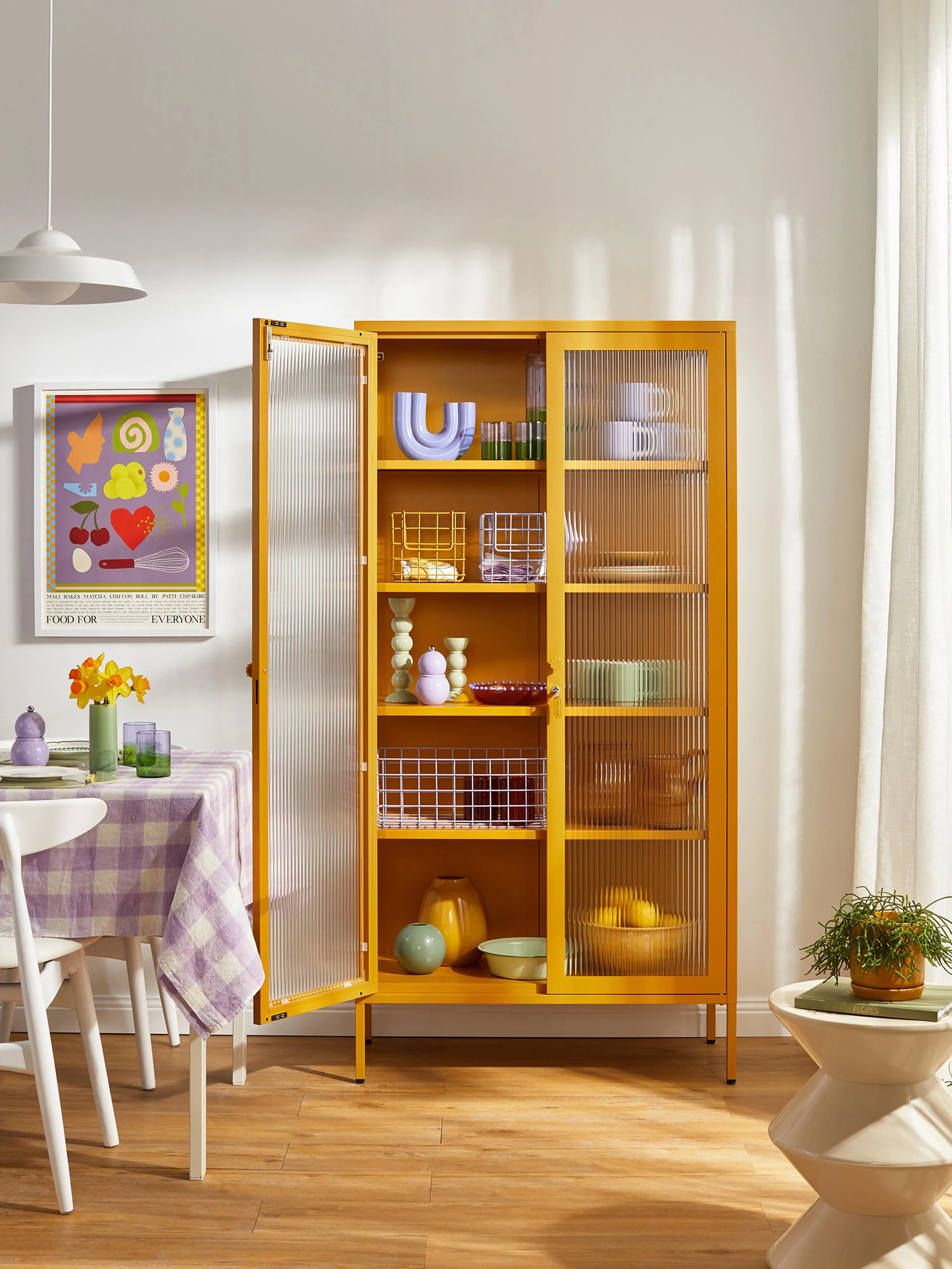 Metalen vitrinekast The Collector met geribbeld glas