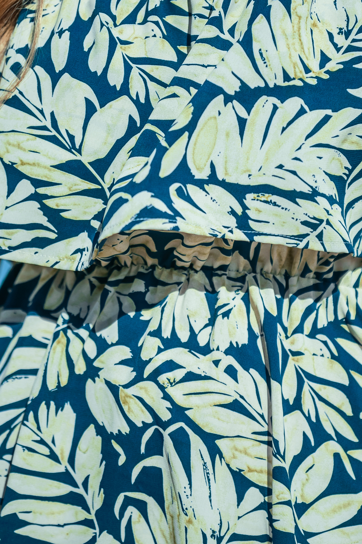 Robe avec bretelles et ourlet à volants à feuille tropicale