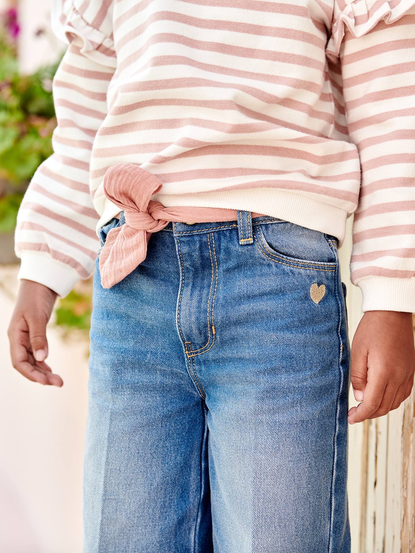Calça jeans de pernas largas até o tornozelo com cinto de chiffon de algodão para uma mulher de estatura alta.
