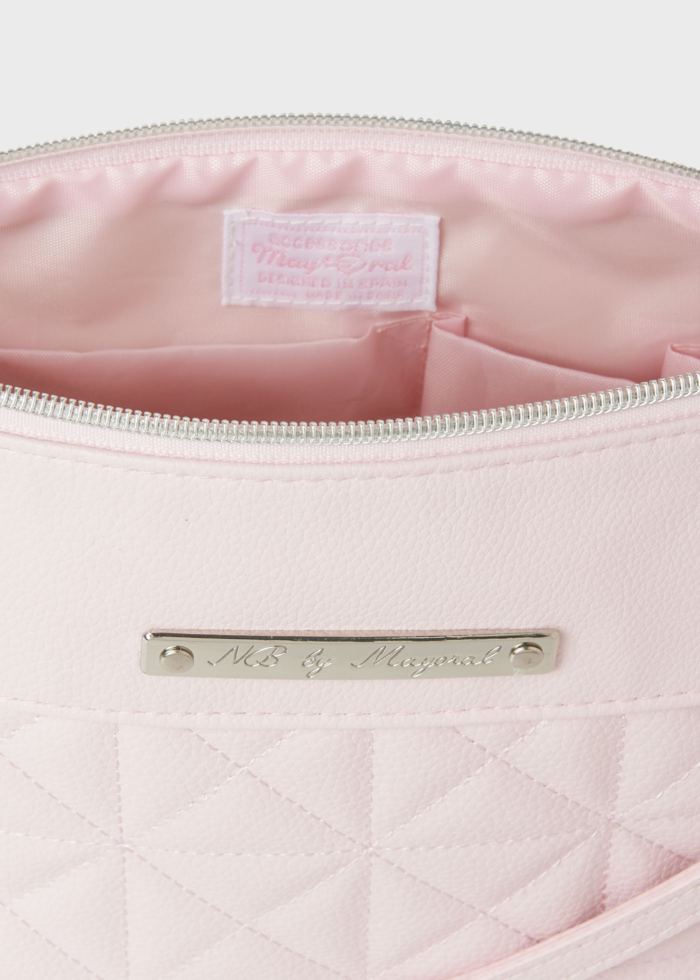 Nécessaire para bebê com detalhes em relevo