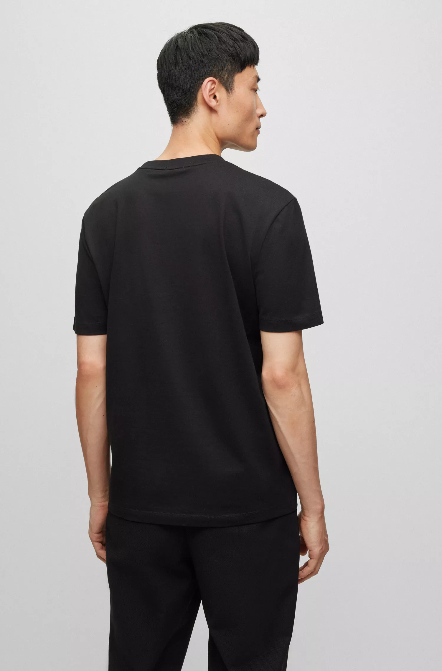 Camiseta BOSS preta em malha de algodão com estampa inspirada em corridas.