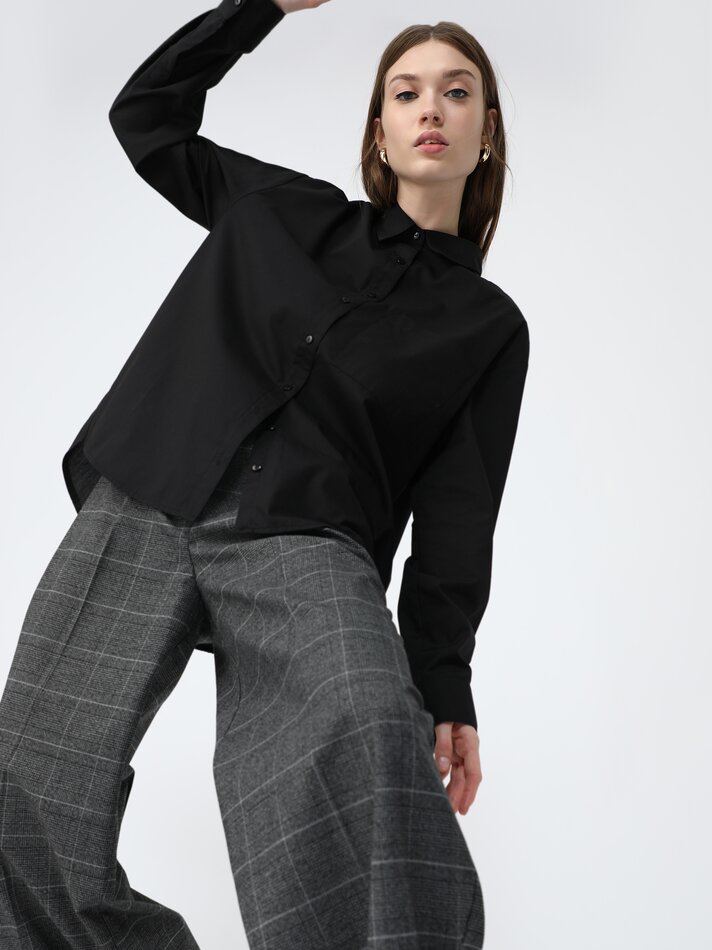 Camisa básica com bolso - Preta