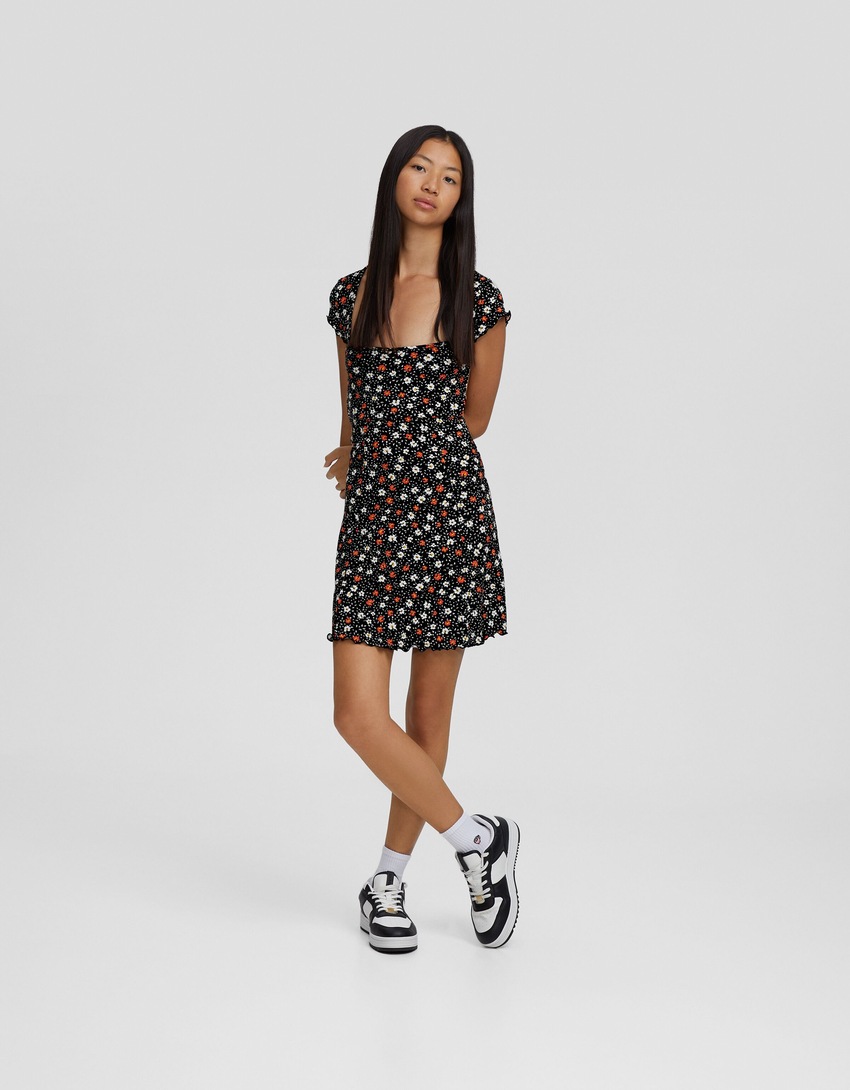 Vestido curto de manga curta com estampa floral