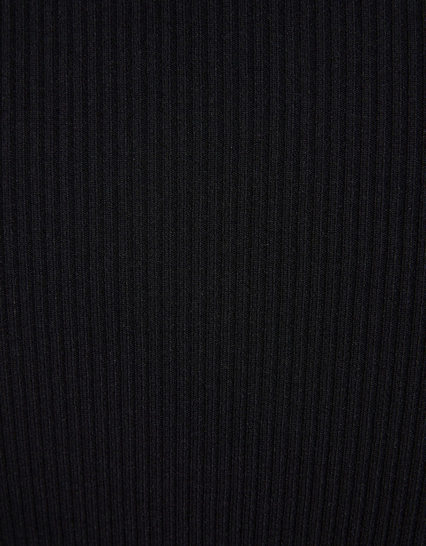 Top de malha com detalhe de alça