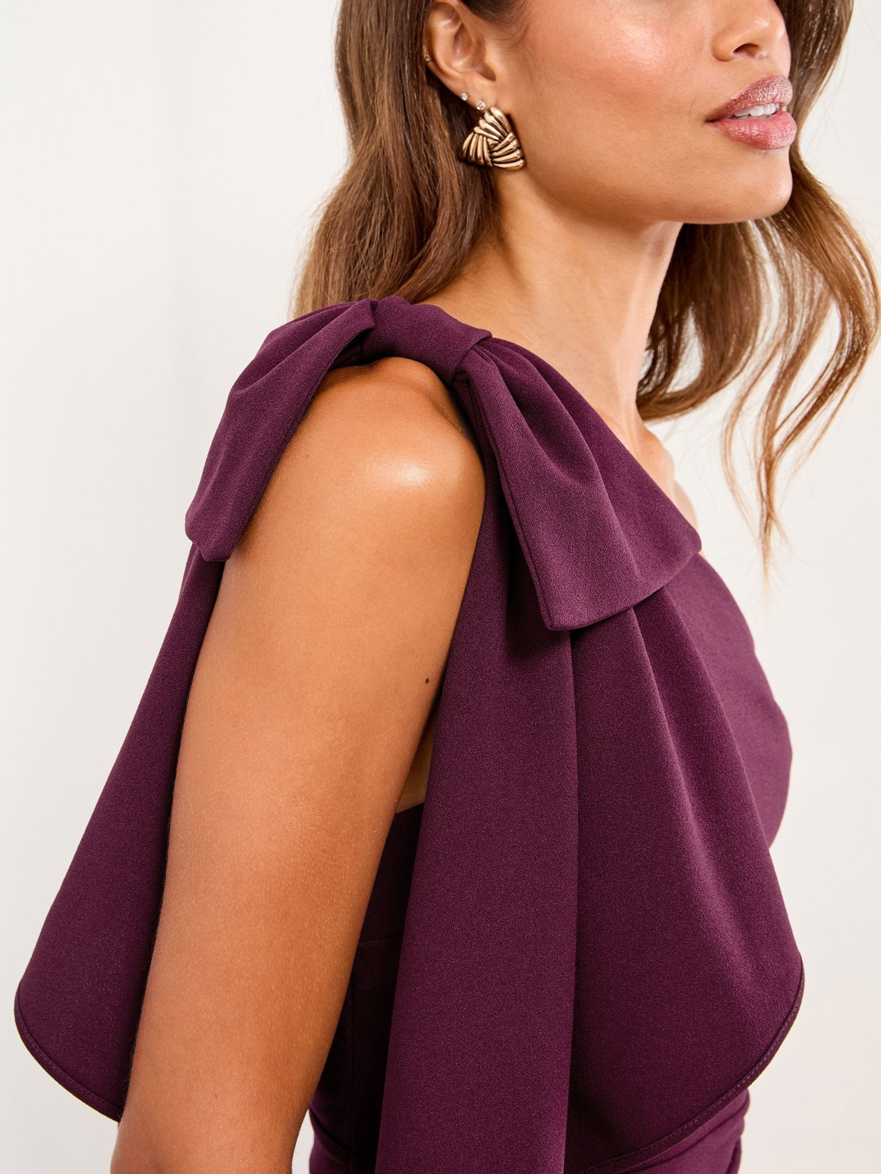 Wijn - Lipsy jumpsuit met strik en één schouder