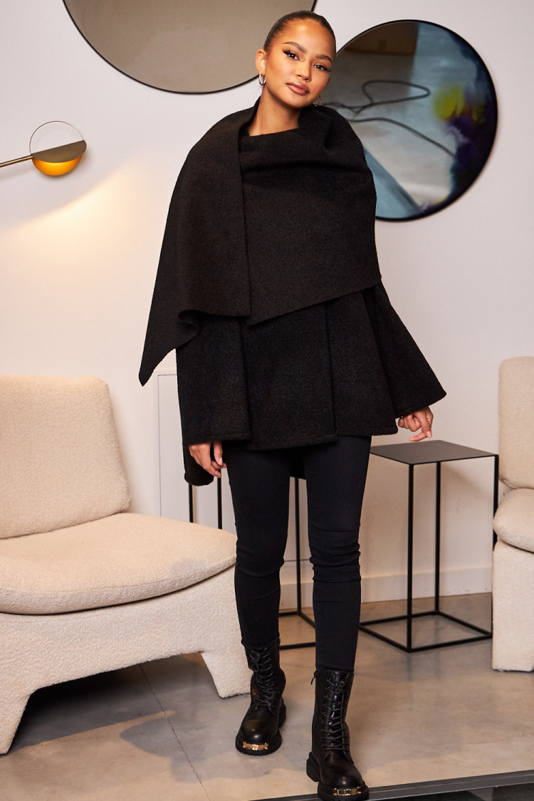Veste texturée noire avec écharpe intégrée