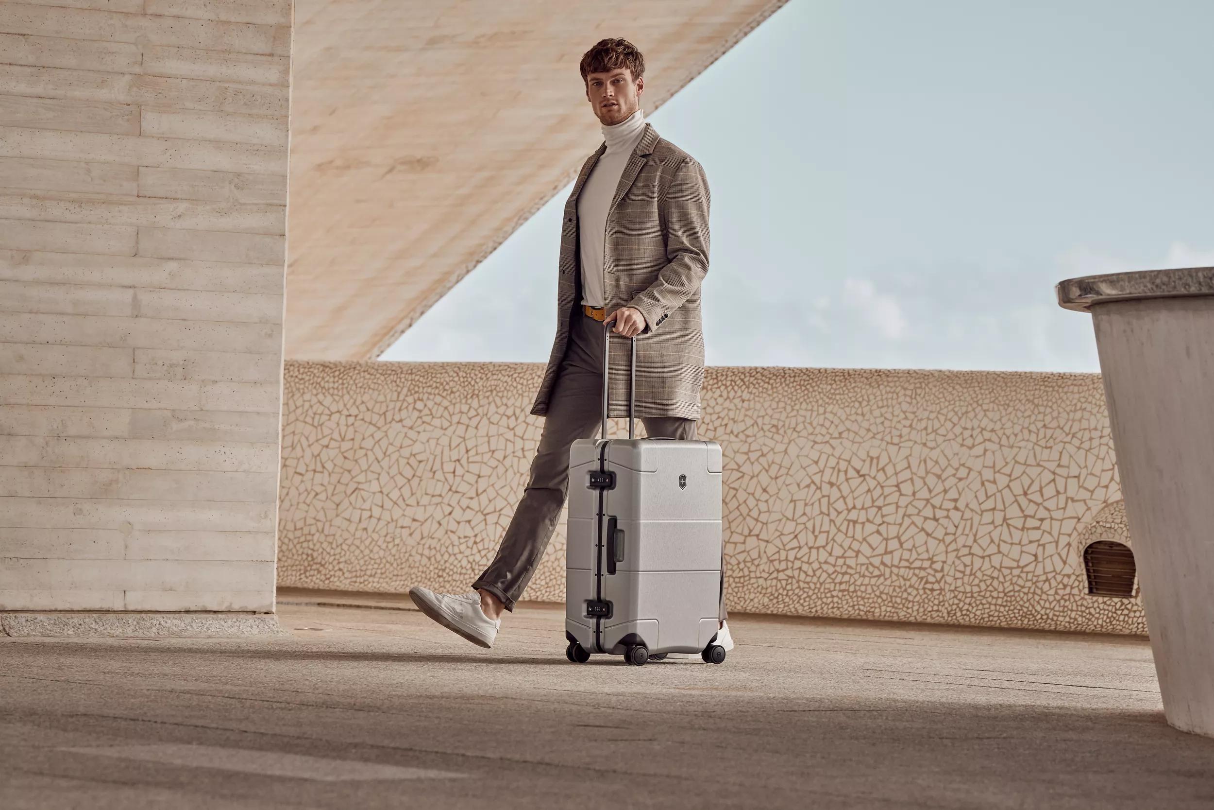 Lexicon Framed Series Medium Hardside Case-Silber