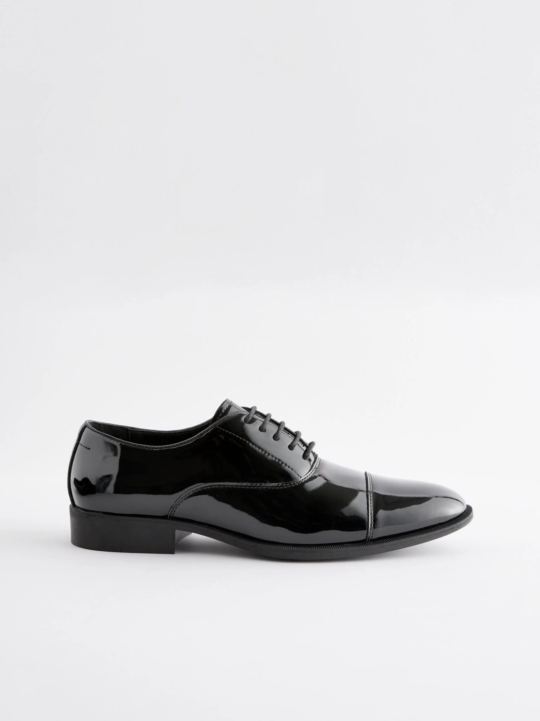 Zwart - Standaard pasvorm - Lakleren Oxford-schoenen met neusstuk