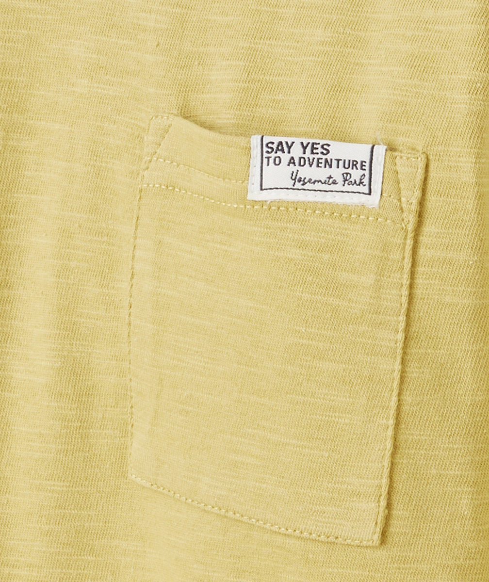 T-SHIRT MANCHES LONGUES GARÇON EN COTON BIO JAUNE AVEC POCHE SUR LE COEUR