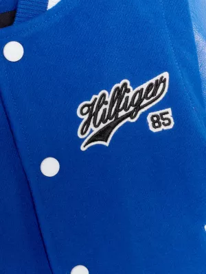 Jaqueta bomber universitária com mangas removíveis e logo nas costas.