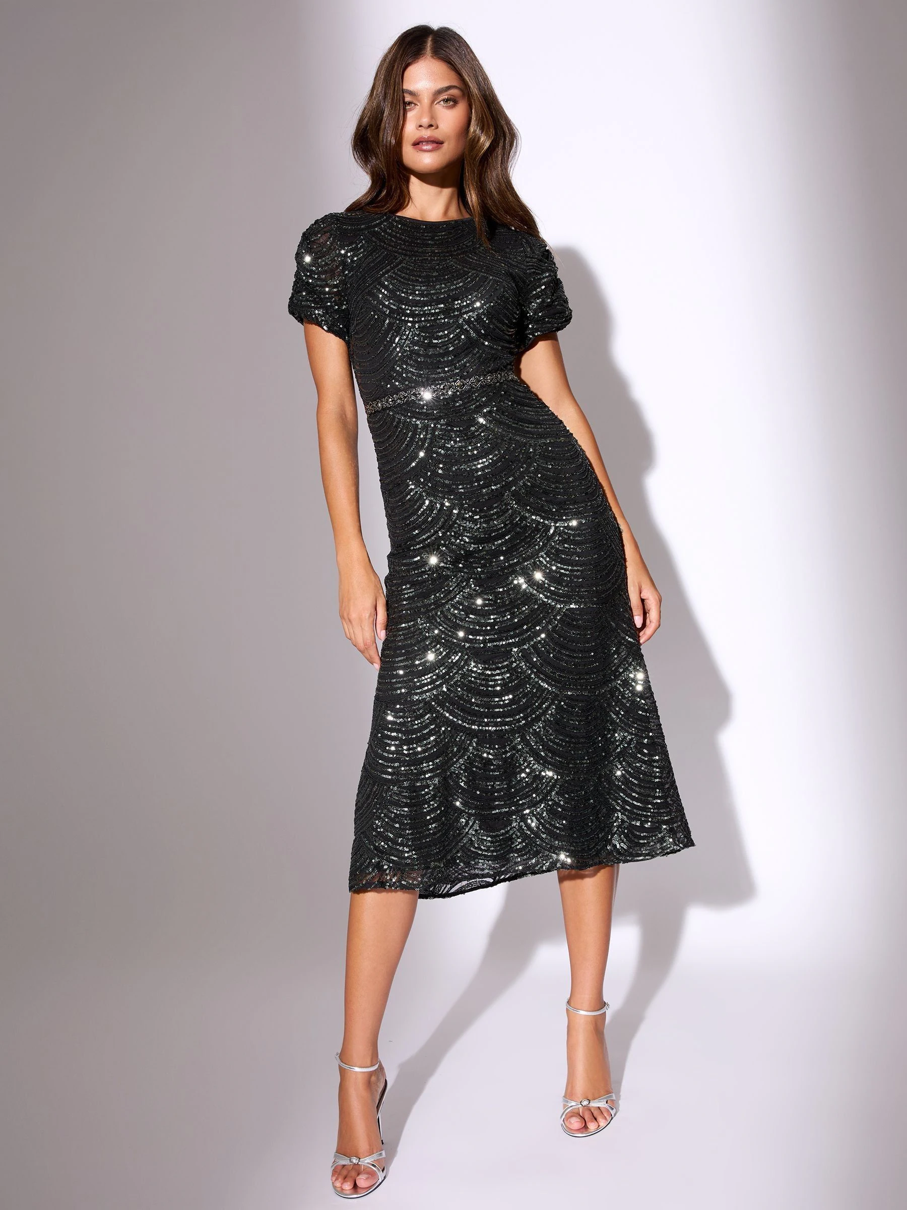 Zwart - Lipsy mouwen Fit Premium Pailletten versierde korte en flare Midi-jurk