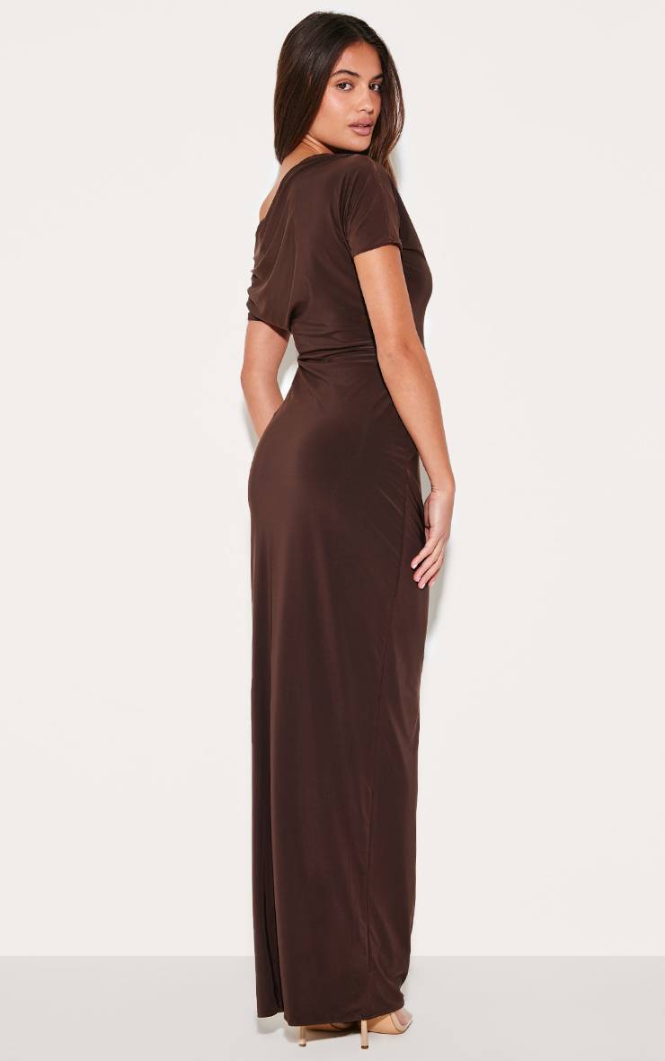 Dark Chocolate Robe Longue Asymétrique À Manches Froncées En Tissu Soyeux Double Épaisseur