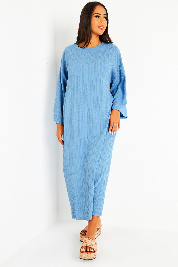 Robe bleue longue à couture en relief